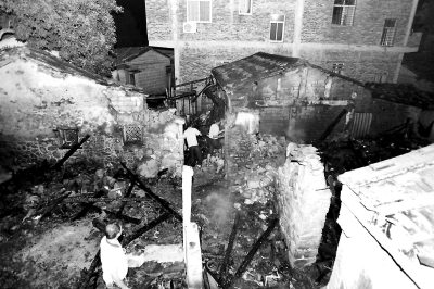 美林街道松嶺村民房火災現場一片狼藉