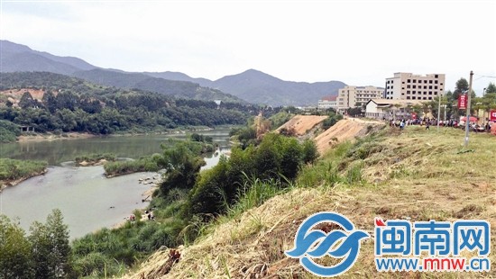 通往事發(fā)地有條土路，周圍沒有任何警示標志