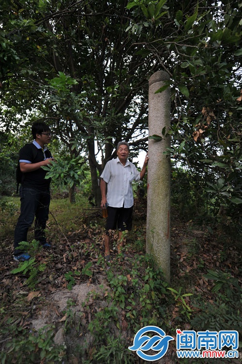 石柱頂端為筆狀，可判斷墓主是一名文官