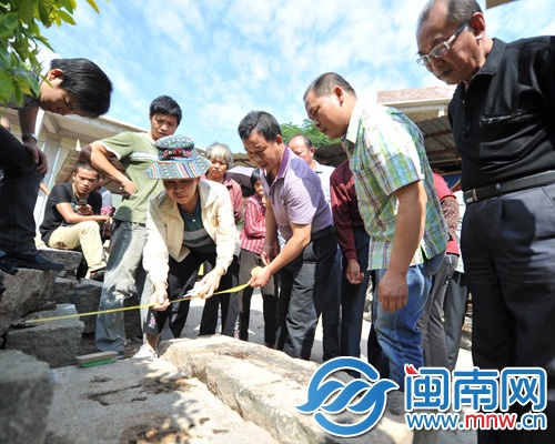 黃真真和黃氏宗親一起查看墓碑