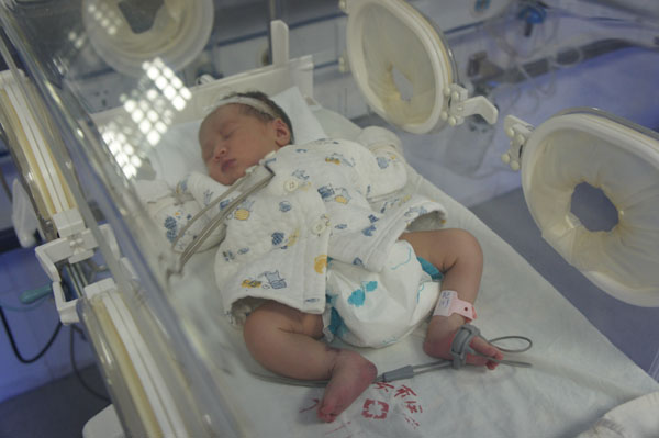昨日，女嬰在醫院檢查身體