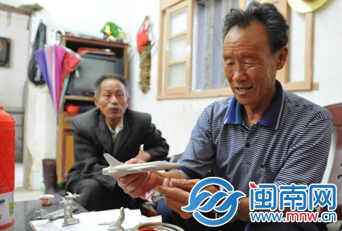 當年打下美國戰機后，士兵們用飛機殘骸制成戰機模型