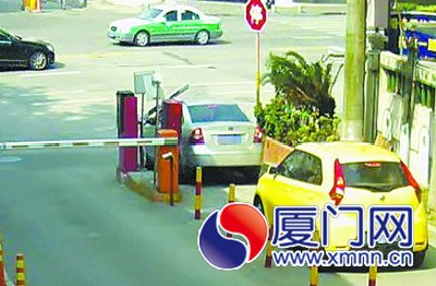 朱某駕車緩緩駛向道閘，硬生生將道閘頂開