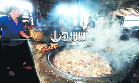 兩名工人圍著四口大鍋煉豬油，現(xiàn)場(chǎng)散發(fā)出陣陣惡臭。