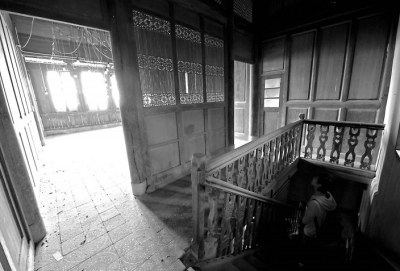 部分建筑地磚松動，木頭腐朽斷裂