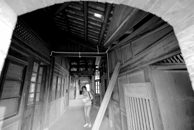 部分木質構件腐朽,需用柱子支撐