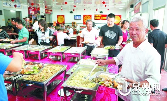 前來就餐的群眾正在挑選自己喜歡的食物