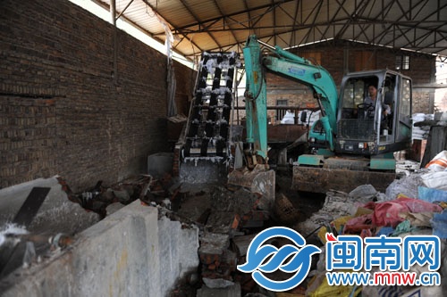 拆除排污工廠生產線