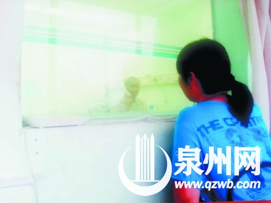 阿琛的母親在探望移植倉內的他