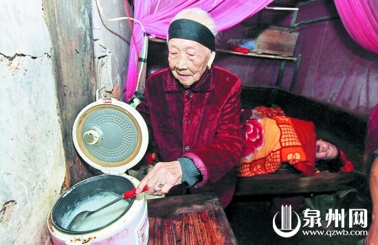 雖已年邁，王算仍每天為臥床的七旬女兒熬粥、擦身，