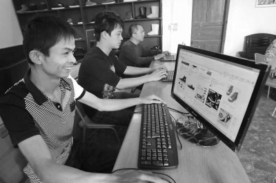 村民在電商中心處理淘寶訂單