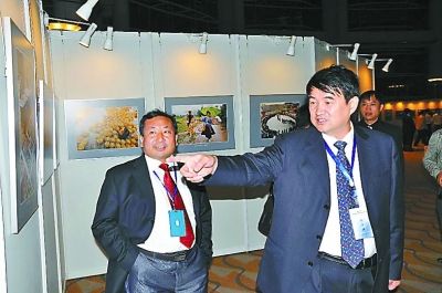 廖少華（右）與洪金洲（左）共同出席某活動