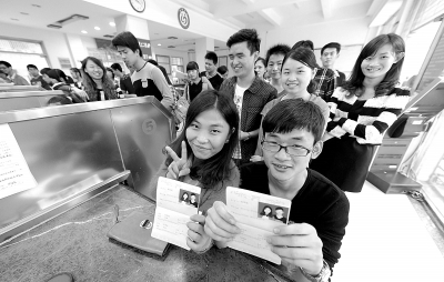 一對新人領到結婚證成功“脫光”。