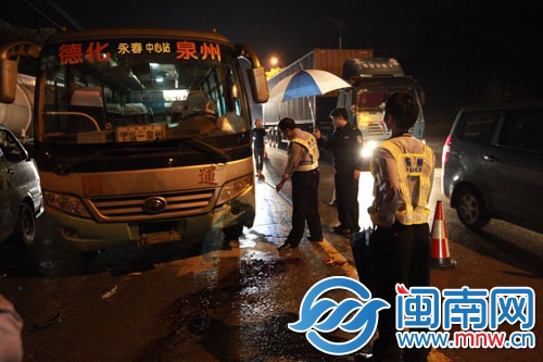 民警正在勘查車禍現(xiàn)場(chǎng)