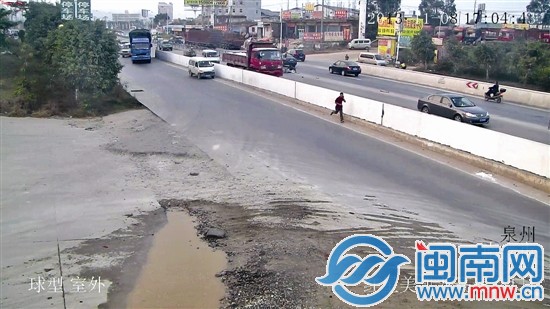 監控顯示，丁某撞人后棄車逃跑