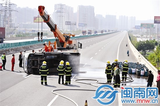 為防止爆炸，消防官兵朝貨車噴水，3個泄漏氣罐被移