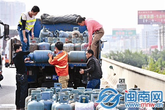 路政部門找來貨車，將液化氣罐運走