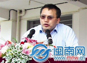 去年5月，李曙峰和弟弟捐資100萬，成立玉振教育基金