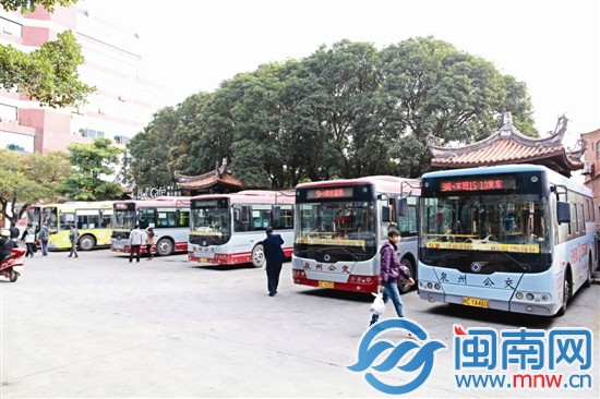 文化宮公交站，一片繁忙