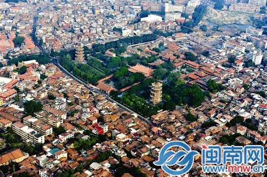 本報(bào)去年年底航拍圖片,東西雙塔屹立,紅磚古厝環(huán)繞