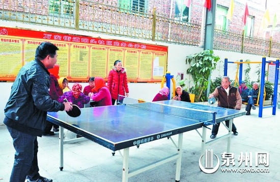 在服務站內活動的老人