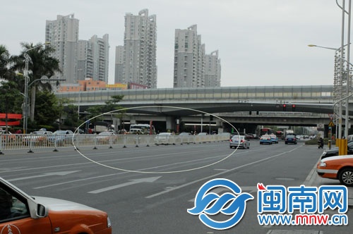 昨日凌晨被撞斷的這段十多米長(zhǎng)護(hù)欄，目前已被補(bǔ)上