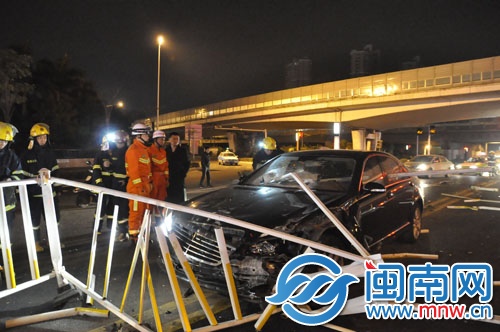 鋼管直插擋風玻璃,司機不幸身亡,事故現場非常慘烈