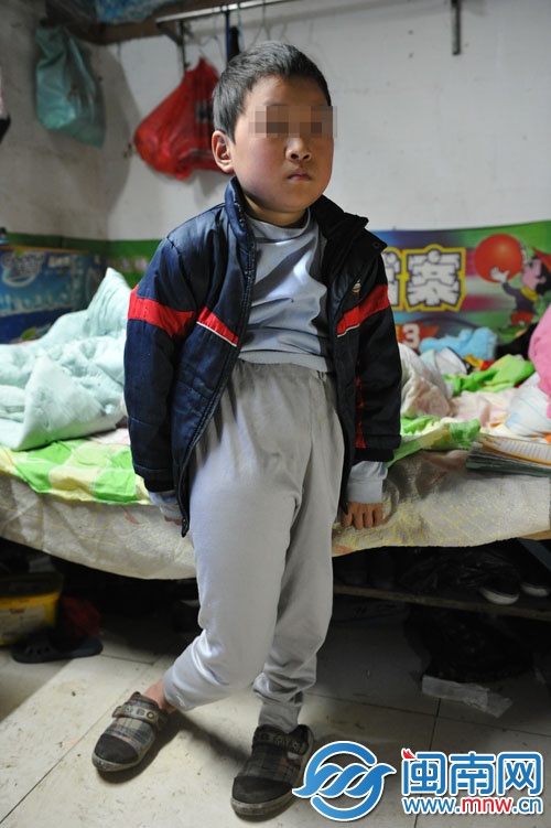 劉鑫扶著床沿，勉強站立