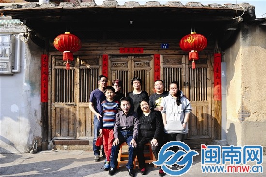 兒女各自帶著自己的小家庭,回西街拍全家福