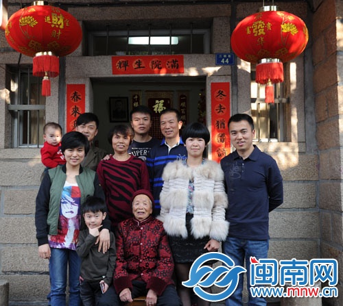 彭都移請(qǐng)來93歲母親拍全家福