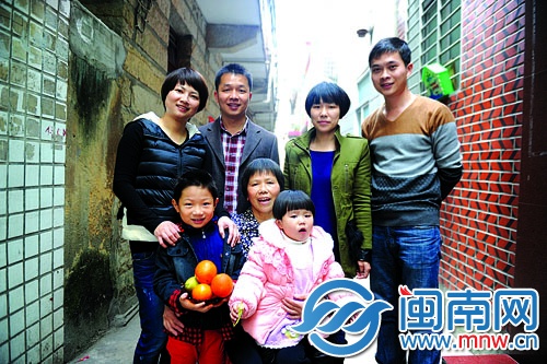 二十多年前拍的全家福里，只有4個(gè)人，如今一家已有