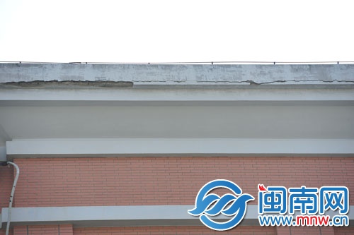 屋頂整條邊檐開裂，隨時有可能掉下水泥塊