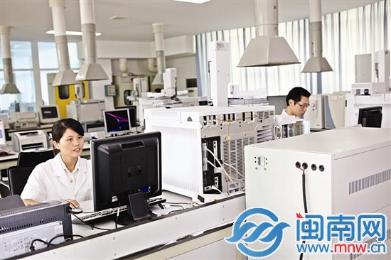 國家茶葉質量監督檢驗中心（福建）工作人員在測試分