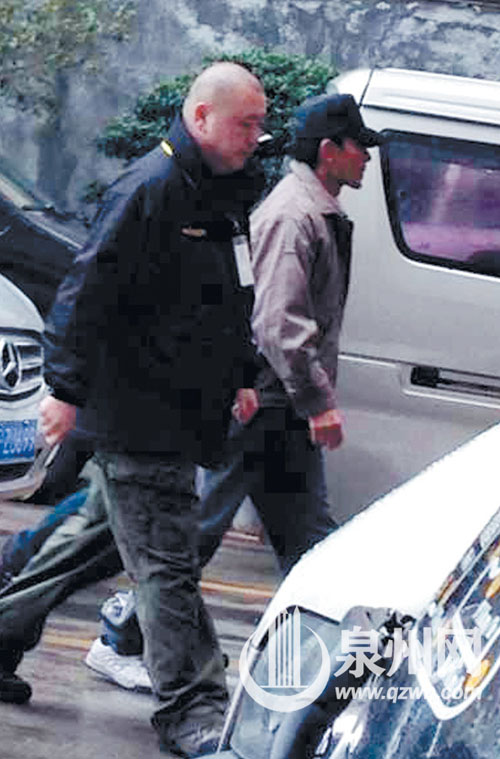 網友曬出與天王（戴帽者）偶遇的照片