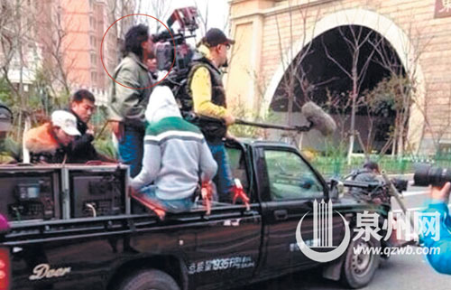 網(wǎng)友拍到《失孤》攝影師李屏賓（紅圈處）在東海隧道