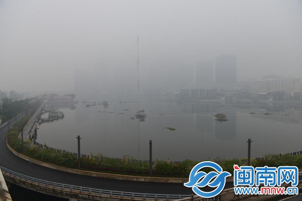 昨日12時24分，豐澤浦西，泉州最高商業樓迷失霧中