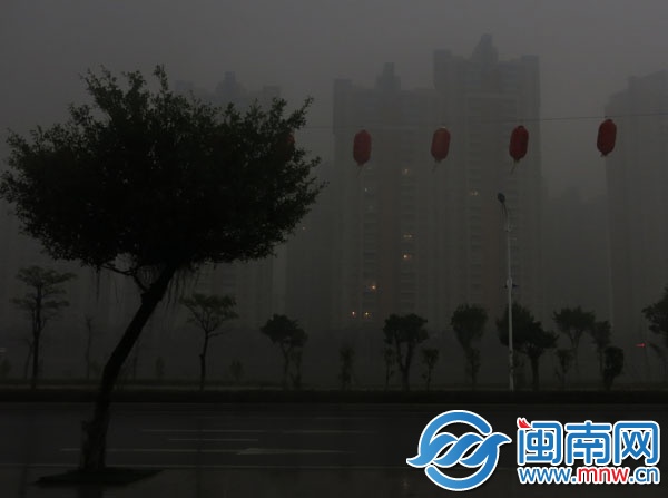 昨日下午3時34分，近乎黑夜，泉州東海一小區，居民