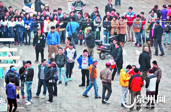 劉德華替身（畫圈處）走出商務(wù)車