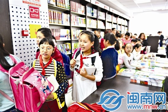 海都小記者排隊等候簽名