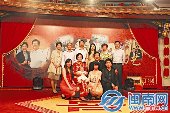 金婚慶典上，老人和家人學生拍照留念