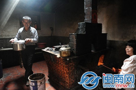 做飯，她生火，二十幾年的夫妻生活很默契