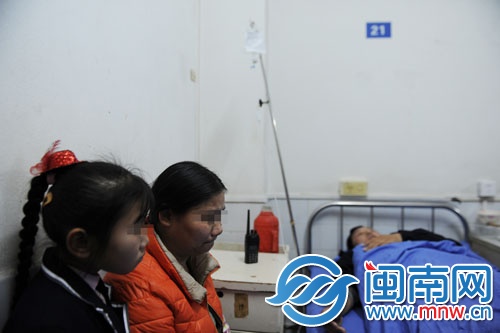 女兒和妻子在醫(yī)院照顧老徐，丈夫被打，妻子很難過