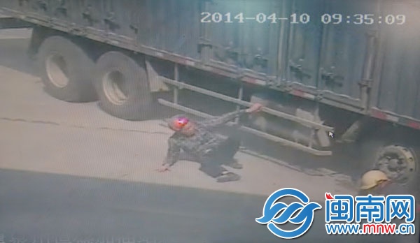 9點35分09秒，兒子到了安全區域，爬起來喊停大貨車