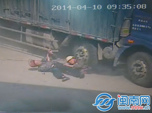 9點35分08秒，兒子被推開了，父親卻被卷入車輪下