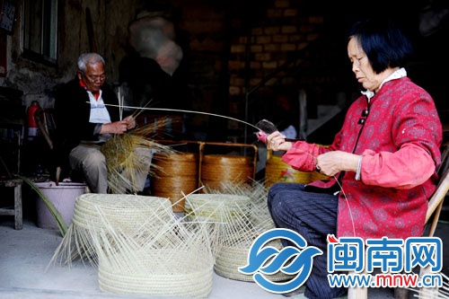 夫唱婦隨，陳阿伯編神籃已經(jīng)58年了