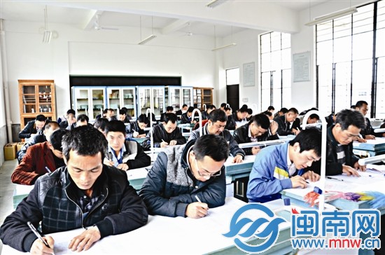 茶農和真正的大學生一樣，上課、考試