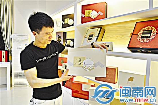 80后的陳遵圣正在展示自己設(shè)計的產(chǎn)品