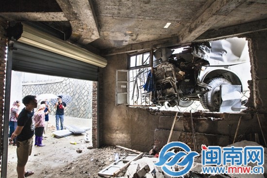 大巴沖下橋后，頂在橋下民房窗戶上