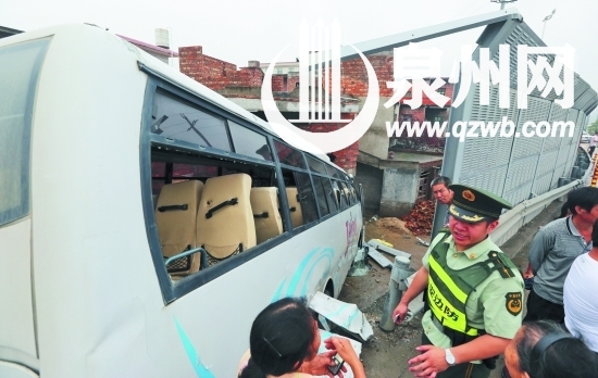 事發后，乘客從車窗逃生