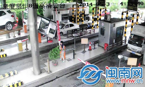 大貨車刮倒收費崗亭的監控畫面